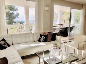 圣安东尼奥湾DOS MONOS的客厅配有白色沙发和玻璃桌
