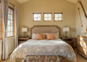 大天山村Doc's Holiday Suite的一间卧室配有一张带橙色枕头的大床