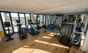 黑林山区圣格奥尔根Hotel Federwerk的大楼内带跑步机和健身器材的健身房