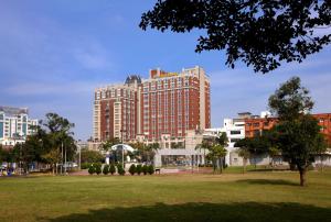 中坜古华花园饭店的一座位于城市的公园内的大型建筑
