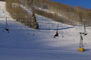 卡本代尔C1的滑雪的人,滑雪下雪覆盖的滑雪缆车