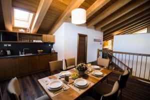 迪马诺卡多林纳Challet Jasná Exclusive ****的一间带木桌和椅子的用餐室