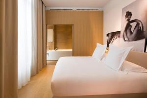 巴黎三科考德旅馆的一间酒店客房 - 带一张床和一间浴室