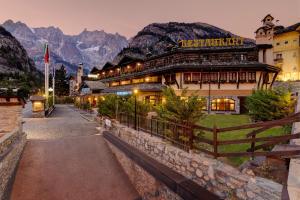 库马约尔iH Hotels Courmayeur Mont Blanc的山前的建筑