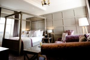 葛特纳格林格雷纳大厅酒店的酒店客房,配有床和沙发
