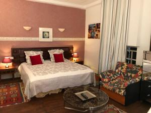 蒙特利尔Victorian Lodge的配有一张床和一把椅子的酒店客房