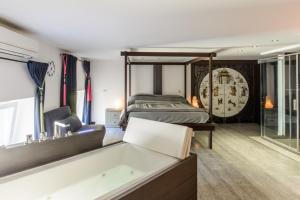 那不勒斯luxury suite San Carlo的一间卧室配有一张床和浴缸