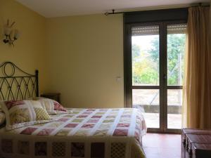 圣比森特德拉松谢拉75 Avenida de la Rioja的一间卧室设有一张床和一个滑动玻璃门