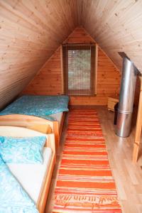 Misso大黄蜂森林之家度假屋的小木屋内带两张床的房间