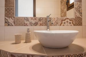 梅萨雷亚维拉丹内齐斯的浴室内一个位于柜台上的白色水槽