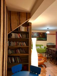 波讷地区圣朱利安Chambres d'Hôtes La Téouleyre的客厅设有书架,书架上摆放着书籍