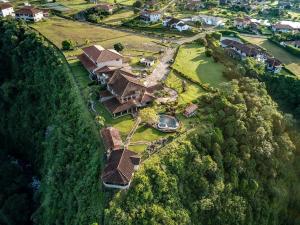下博克特Hacienda Los Molinos Boutique Hotel & Villas的山丘上房屋的空中景致