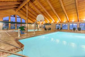 威斯康星戴尔阿美瑞辛酒店的一座大型游泳池,位于一座拥有木制天花板的建筑中