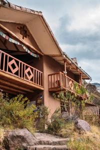 皮萨克La Chakana Pisac的房屋的一侧设有木制阳台
