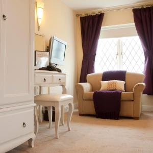 谢菲尔德Norfolk Arms Hotel, Ringinglow的客厅配有椅子和桌子