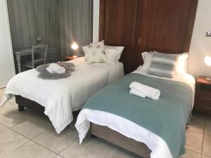 马里巴Taj on Byrnes - Private Luxury Apartment Mareeba的两张位于酒店客房的床,配有毛巾