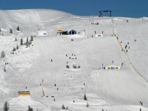 克雷纳尔豪斯霍勒尔宾馆的一群人沿着雪覆盖的斜坡滑雪