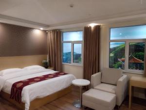 银川格林联盟宁医大附院银川汽车南站酒店的一间卧室配有一张床、一把椅子和窗户。