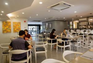 宿务Cebu Hotel Plus的一群坐在餐厅桌子上的人