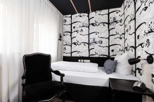纽伦堡纽伦堡总站贝斯特韦斯特酒店的一间卧室配有一张床、一把椅子和一张书桌