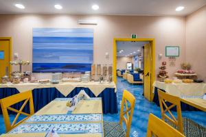 卡塔尼亚贝斯特韦斯特地中海酒店的一间会议室,配有两张桌子和椅子