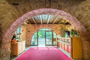 奥森富尔特波西尼亚贝斯特韦斯特酒店的厨房里的拱门,有粉红色的地毯