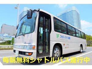 千叶幕张法米酒店的一辆白色巴士停在街上