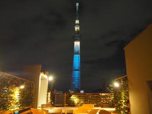 东京PLAYSIS East Tokyo的夜光照亮的艾菲尔铁塔的景色