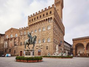 佛罗伦萨Relais Florence Duomo的一座建筑物前马匹上的男人的雕像