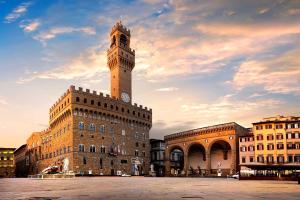 佛罗伦萨Relais Florence Duomo的大楼顶部的钟楼