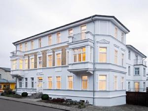 塞巴特阿尔贝克OSTKÜSTE - Villa Albatros Design Apartments的一座白色的大建筑,有许多窗户