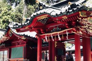 箱根Ashinoko Port Villa MIRAHAKONE的红色的寺庙,有红色的屋顶