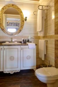 伊兹密尔L'Agora Old Town Hotel & Bazaar的一间带水槽、卫生间和镜子的浴室