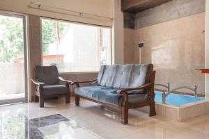 泗水RedDoorz Syariah At Sedati的一间带椅子和浴缸的等候室