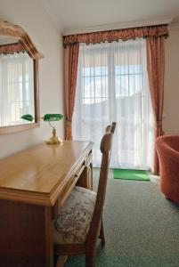 卡罗维发利罗萨别墅酒店的一张桌子,里面配有一盏灯和一把椅子