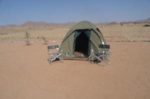 塞斯瑞姆Neuhof Portion 2 Campsite的沙漠中的一个绿色帐篷