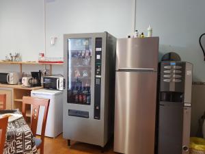 里瓦德奥Albergue A Ponte Ribadeo的冰箱毗邻微波炉和厨房。