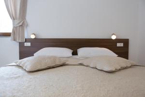 普利特维采湖佛得角别墅十六湖旅馆的床上有2个枕头