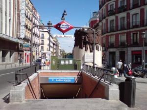 马德里Hostal Anton Martin的挂在城市隧道上的标志