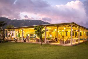 潘郎Sorrento Beach Club & Kite Village的一座带大甲板的房屋,设有草地庭院