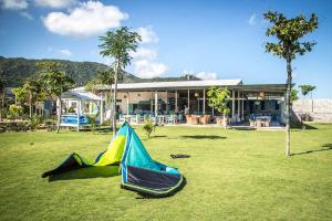 潘郎Sorrento Beach Club & Kite Village的放风筝在房子前面的草地上