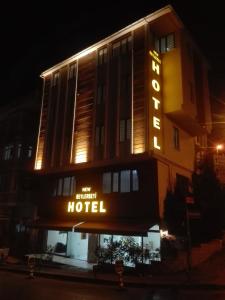 伊斯坦布尔NEW BEYLERBEYİ HOTEL的带有读皇室酒店标志的酒店