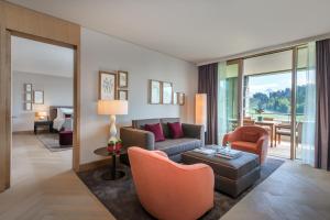 比尔根山Bürgenstock Hotels & Resort - Waldhotel & Spa的客厅配有沙发和桌子