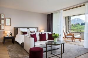 比尔根山Bürgenstock Hotels & Resort - Waldhotel & Spa的一间卧室设有一张床和一间客厅。