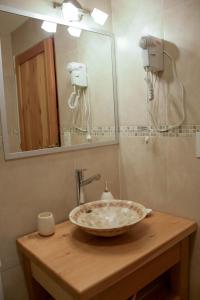 拉安戈斯图拉镇ALEHUE Casa de Montaña的一间带水槽和镜子的浴室