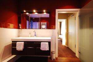 贝尔恩卡斯特尔-库斯宾兹酒店的一间带水槽和红色墙壁的浴室