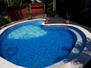 伊瓜苏港Sentirse en casa的后院里一个蓝色的大游泳池