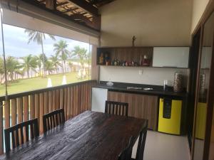伊塔齐米林Bali Bahia Itacimirim的一间设有桌子并享有高尔夫球场景色的用餐室