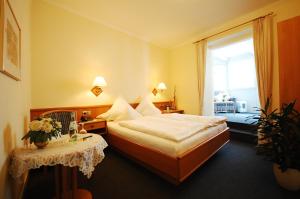 贝尔恩卡斯特尔-库斯宾兹酒店的酒店客房配有一张床铺和一张桌子。
