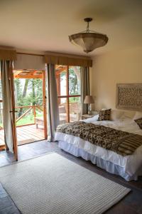 拉安戈斯图拉镇ALEHUE Casa de Montaña的一间卧室设有一张床和一个大窗户